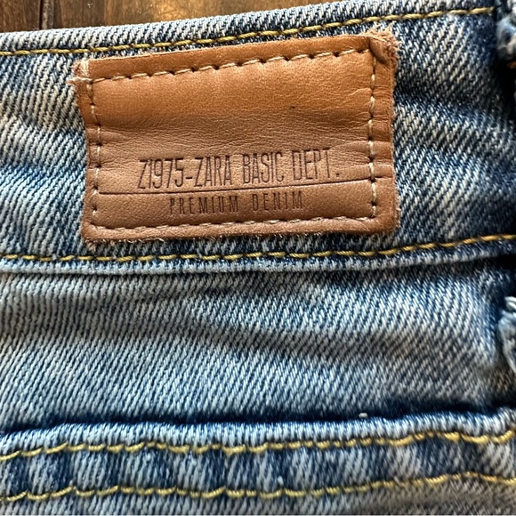 Zara Blue Boyfriend Jeans with Floral Embroidery - Picture 4 of 5